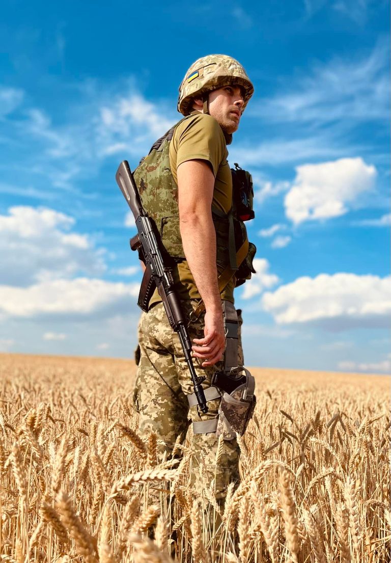 Военнослужащий ВСУ в поле пшеницы на востоке Украины.