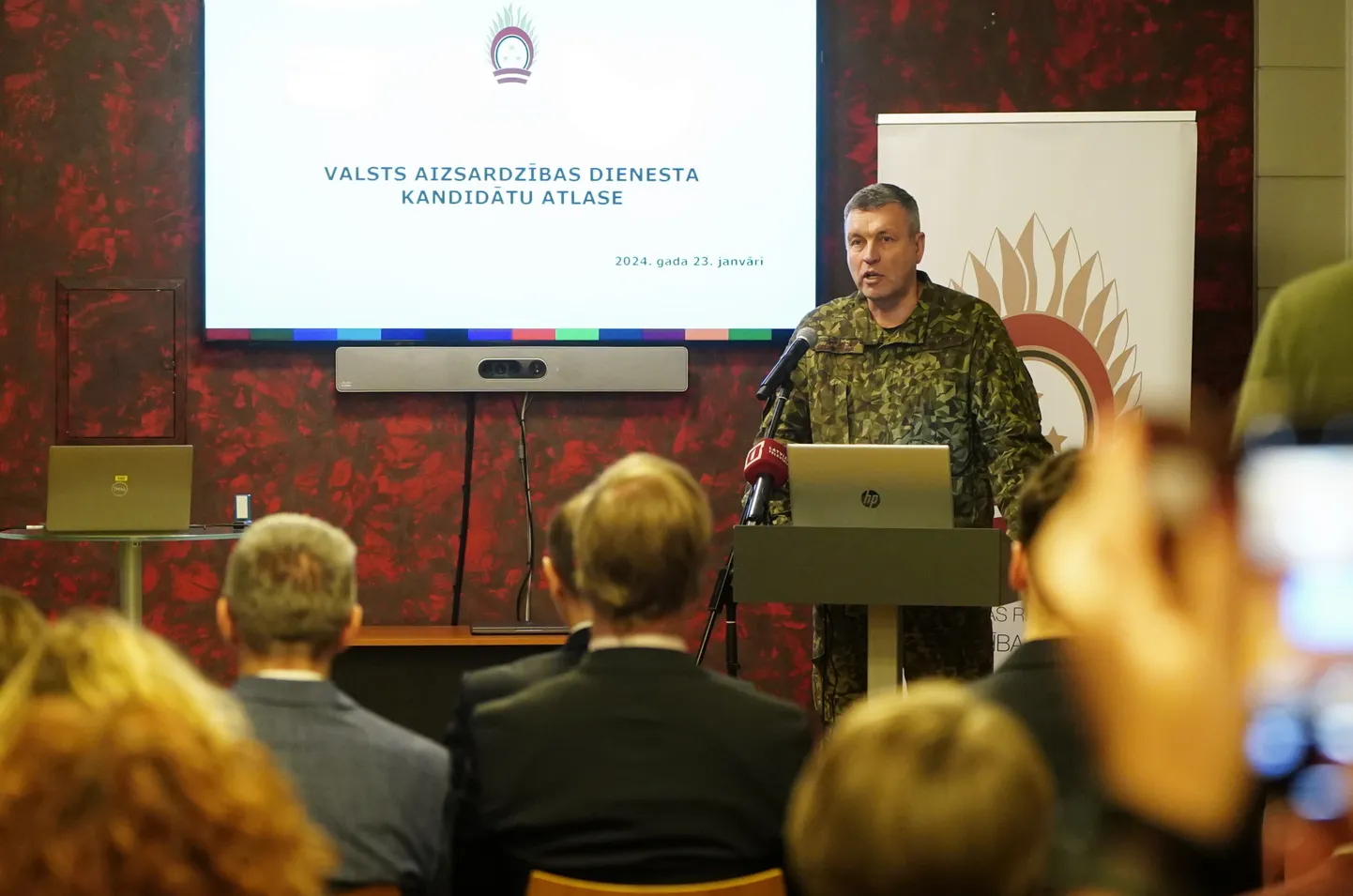 Nacionālo bruņoto spēku komandieris ģenerālleitnants Leonīds Kalniņš piedalās pasākumā Aizsardzības ministrijā, kurā pēc nejaušības principa izlozē 18-19 gadus vecus jauniešus, kuriem būs jādodas dienēt Valsts aizsardzības dienestā.