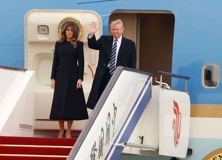 Donald Trump ja esileedi Melania Trump presidendilennukist maha astumas