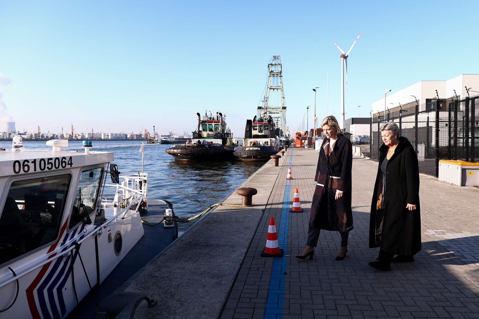 Belgia siseminister Annelies Verlinden (vasakul) ja Euroopa Komisjoni siseasjade volinik Ylva Johansson Antwerpeni sadamas.