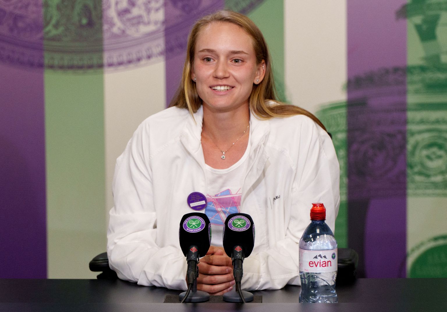 Wimbledoni võitja Jelena Rõbakina eilsel pressikonverentsil.