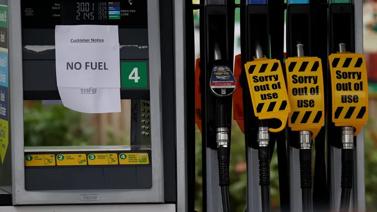 Надпись "топлива нет" на одной из бензоколонок.