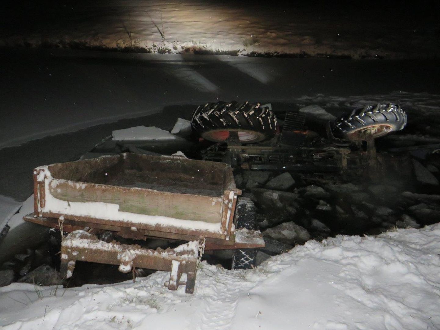 Трактор провалился под лед пруда, водитель погиб.