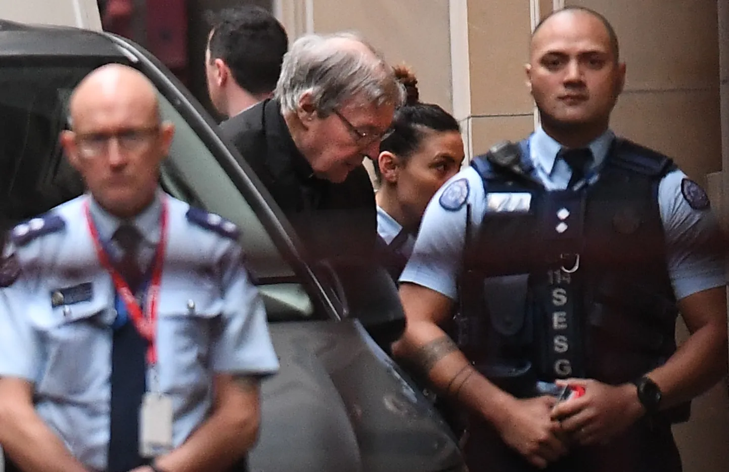 George Pell (keskel).