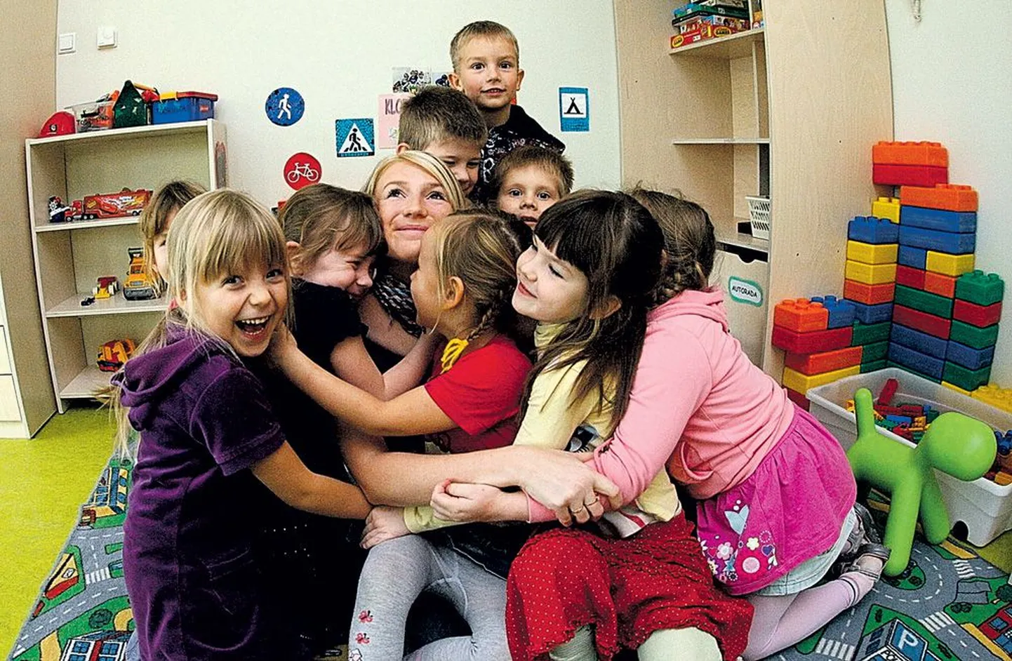 Lasteaiaõpetaja päeva toovad päikest laste kallistused, kilked ja killud.