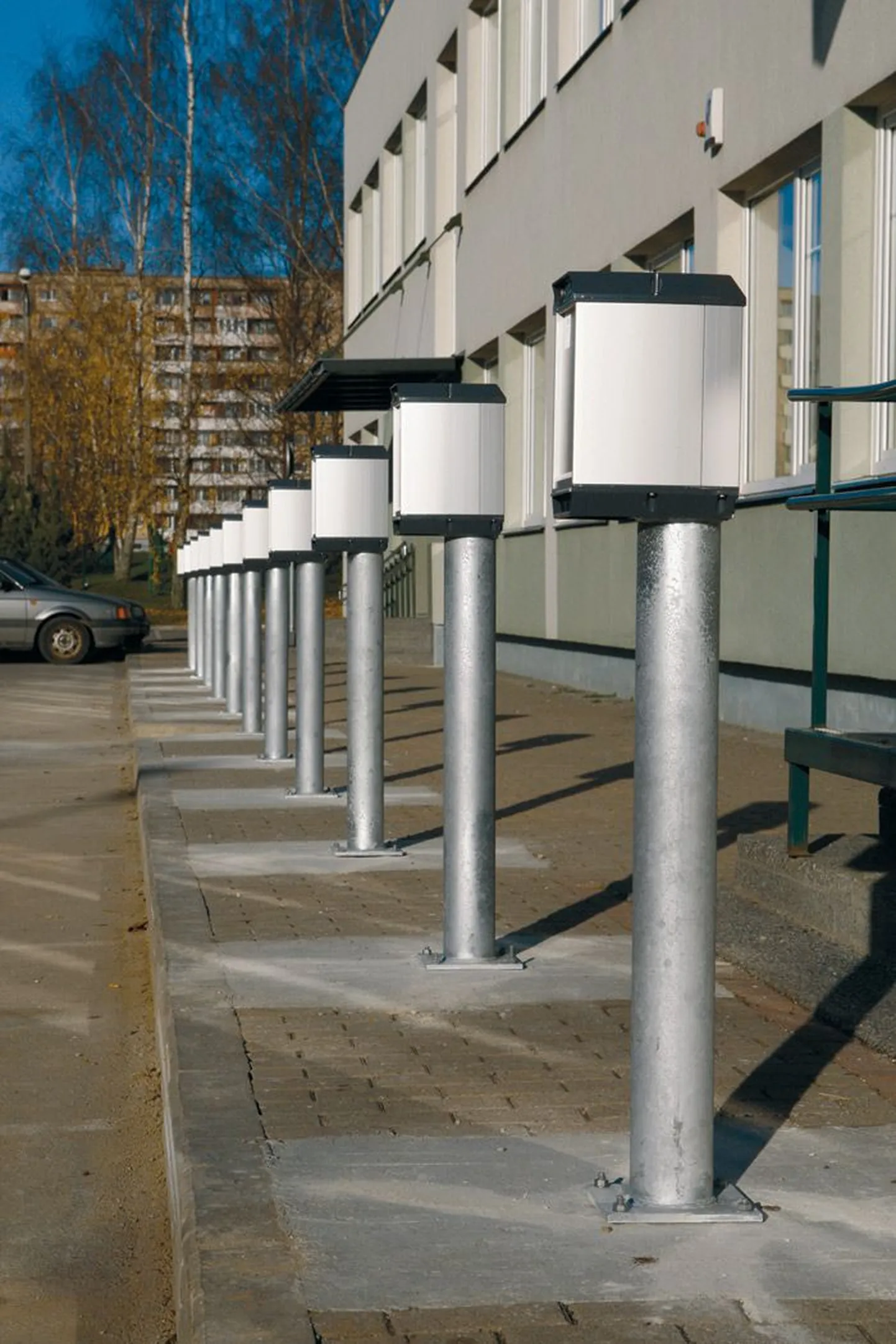 Elektriautode laadijad Kalda päevakeskuse ees.