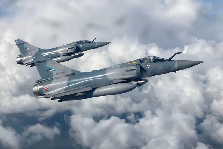 Prantsusmaa neljanda põlvkonna hävitajate Dassault Mirage-5F lanhigpaar Eesti taevas.