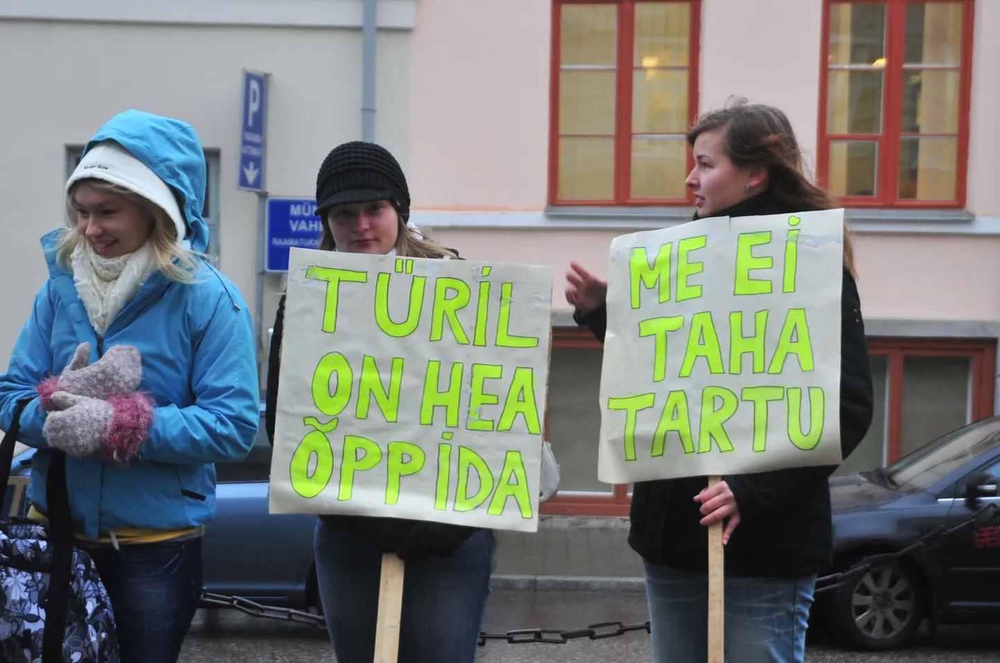 Tartu Ülikooli Türi kolledži tudengid nõudsid oma kooli säilitamist.