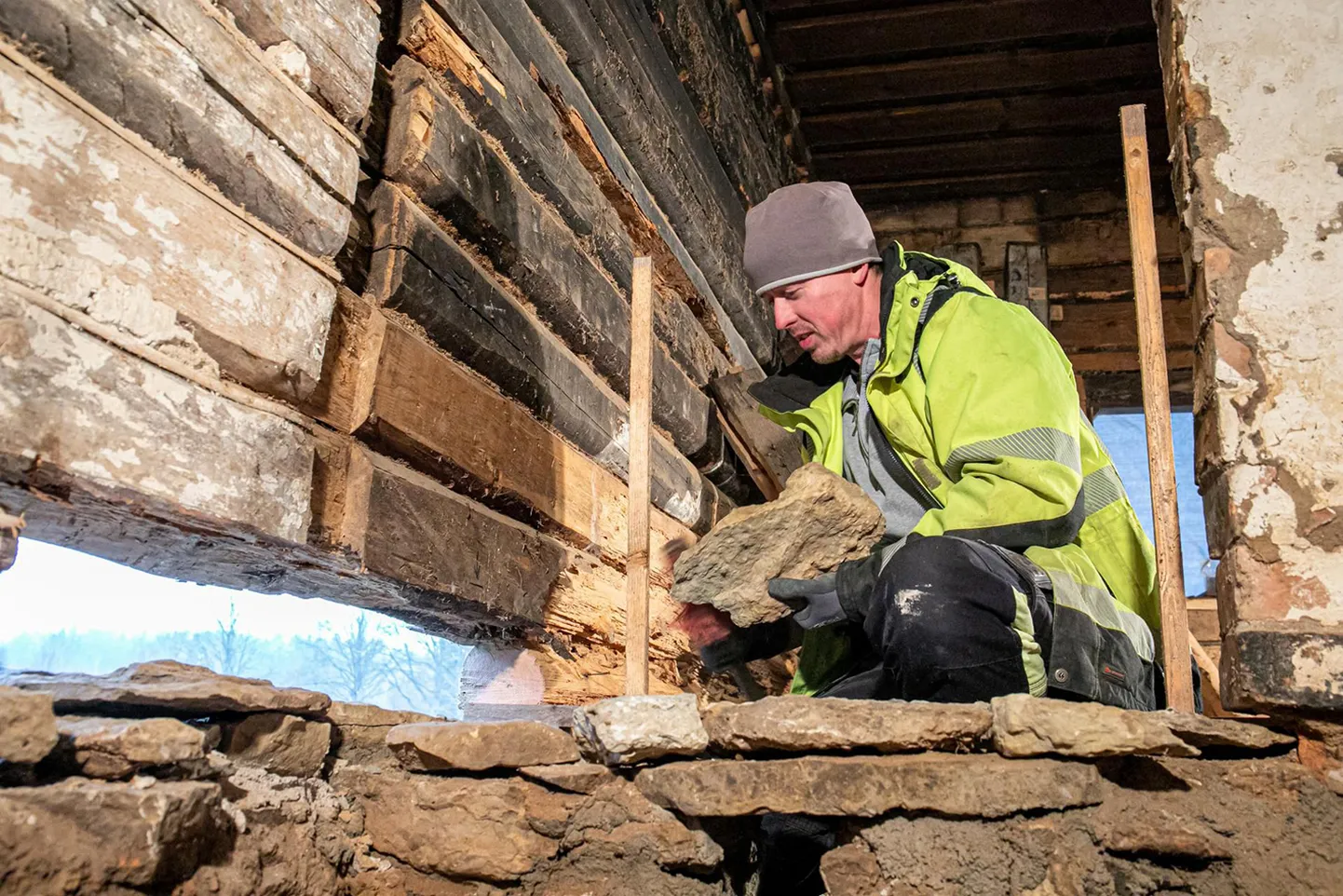 OÜ Puitkatused oskustöölise Taisto Sillamägi selgitusel on tööjärg 1877. aastal ehitatud saunas jõudnud sinnamaale, et pinnast on välja veetud ja vahevundamendid valatud.Urmas Luik