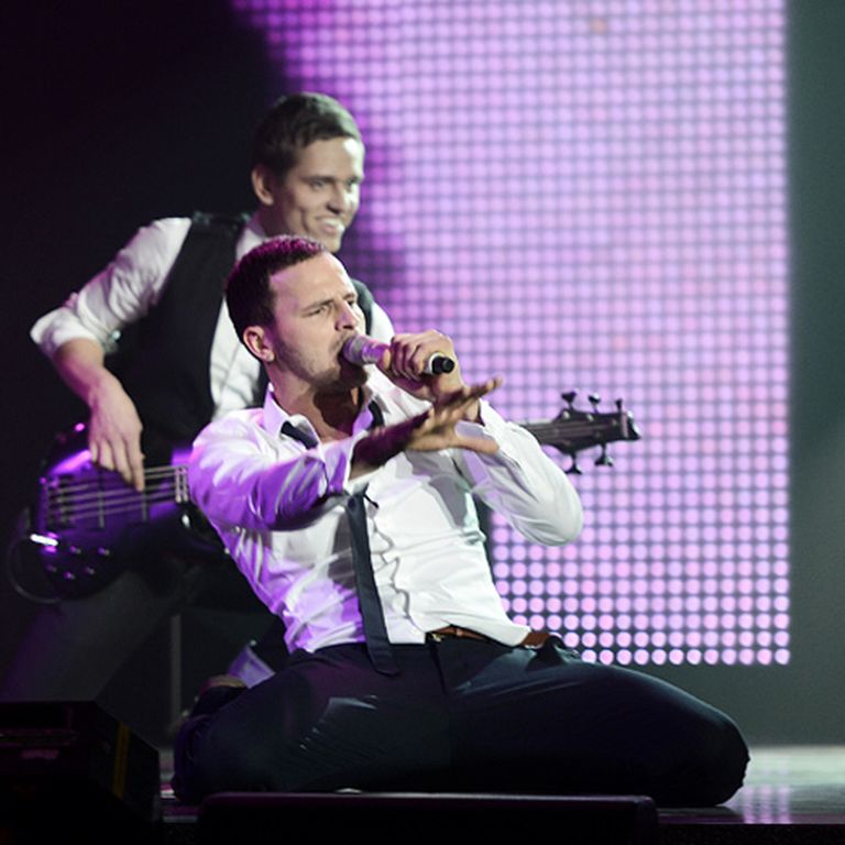 Lauris Busulis un grupa «Headline» Eirovīzijas pusfinālā, izpildot dziesmu "Love" 