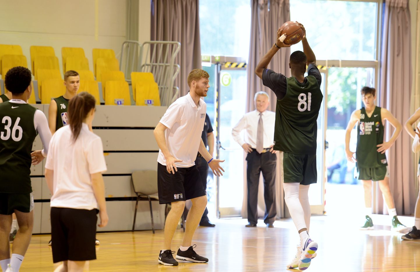 Basketbolists Dāvis Bertāns piedalās Nacionālās basketbola asociācijas (NBA), Starptautiskās Basketbola federācijas (FIBA) un Latvijas Basketbola savienības (LBS) rīkotajā 18. "Basketball Without Borders" (BWB) jauno talantu nometnē Elektrum Olimpiskajā sporta centrā.