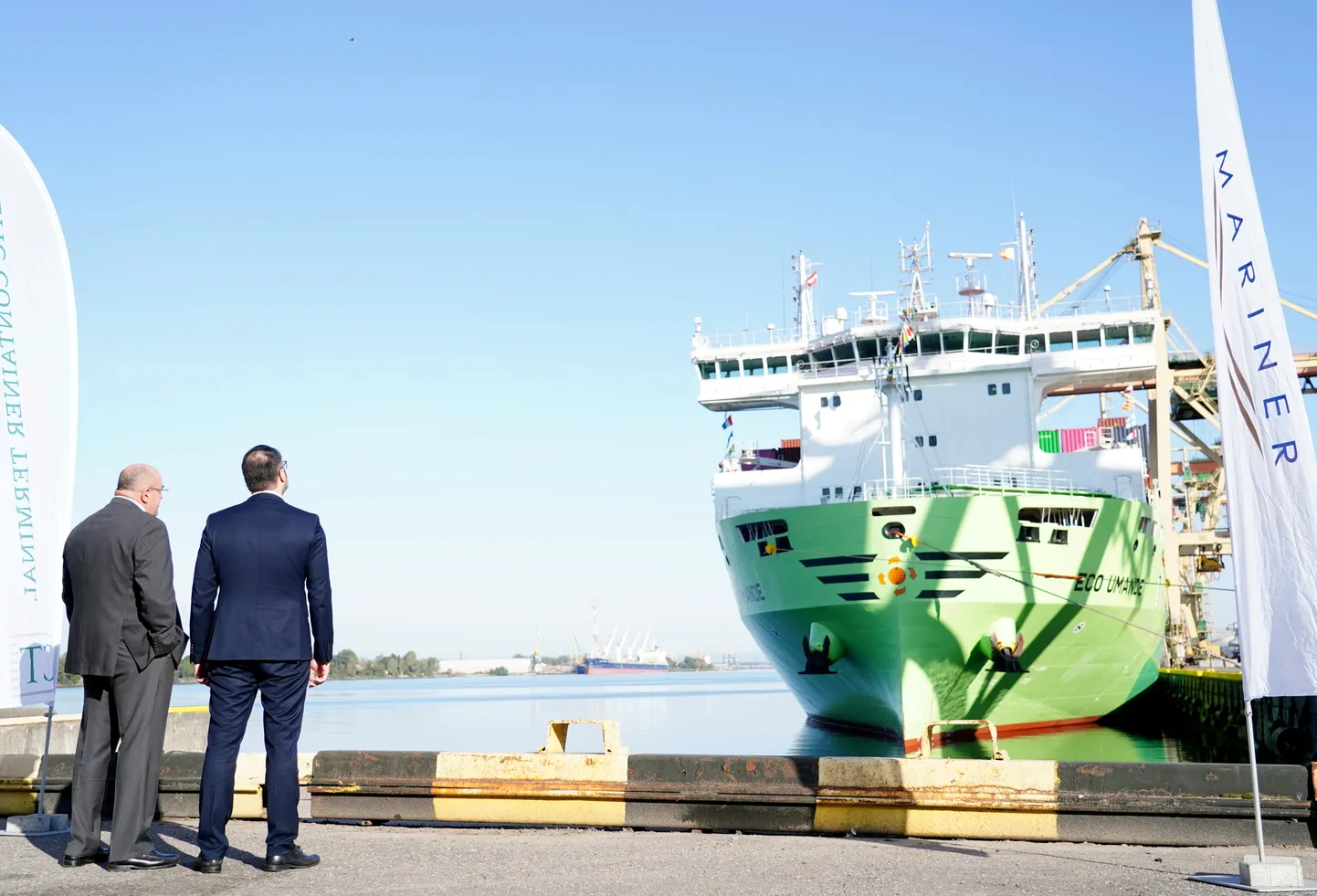 SIA "Baltic Container Terminal" izpilddirektors Džerards Sammuts (Gerard Sammut) (no kreisās) un satiksmes ministrs Kaspars Briškens piedalās svinīgajā pasākumā Rīgas ostā, kuras laikā ar pirmo zaļo metanolu darbināmo konteinerpārvadājumu līnijas "Green Baltic X-PRESS" kuģi "ECO UMANDE" tiek atklāta regulāra konteinerkuģu satiksme zaļajā kuģošanas maršrutā Roterdama-Antverpene Brige-Klaipēda-Rīga-Roterdama.