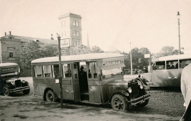 Остановка автобусов паевого товарищества "Моотор" на площади Виру в 1935 году. На переднем плане – 20-местный автобус Reo № 39 линии Лиллекюла. За ним – 17-местный Dodge № 5. На встречном направлении стоит 20-местный Renault № 24.