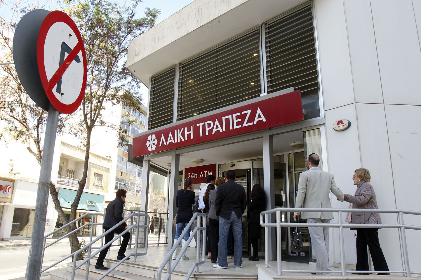 Küprose kahe suurema panga hoiustajate tohutud kaotused seoses päästepaketi tingimustega on tekitanud riigis ägeda pahameele kõigi suhtes, kes arvatakse koorma jagamisest ebaõiglaselt kõrvale hoidvat.
