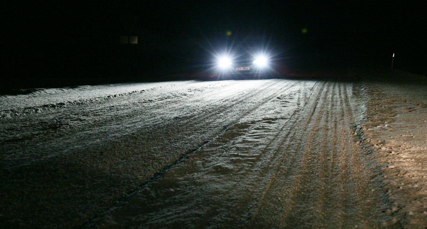 Скользкая зимняя дорога ночью.