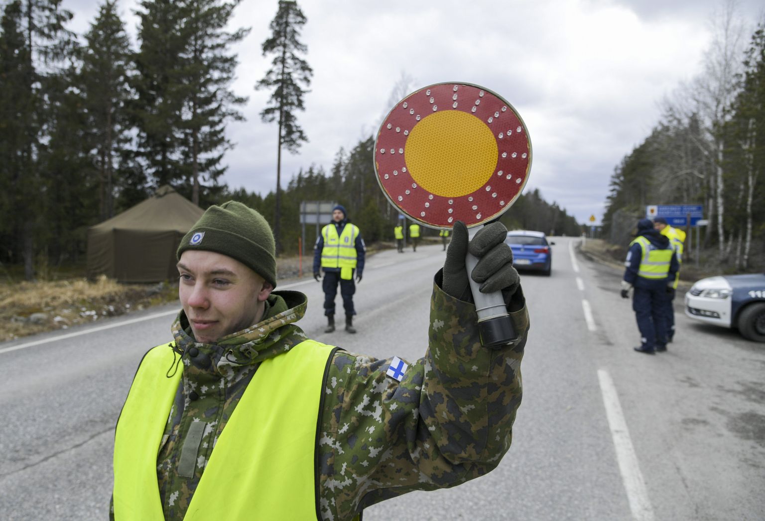 Soome politsei ja ajateenijad kontrollivad Uusimaa piirkonnas kehtestatud liikumispiiranguid.