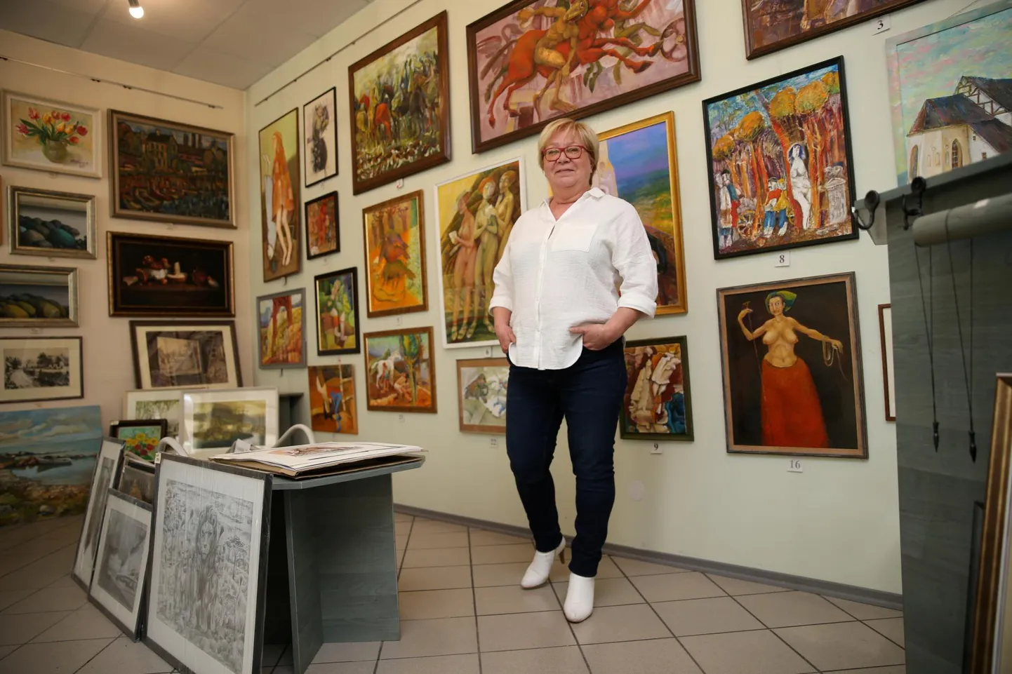Gildi galerii näituseseinal on praegu Stanislav Netšvolodovi maalid. Roosi Pedassaar tunnistab nende ees, et maalib ka ise, kuigi käsi on viimasel ajal pisut maha jahtunud. Roosi pilte galeriis ei näe aga kunagi, neid kingib ta oma lähedastele.