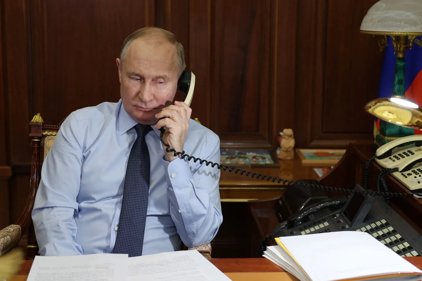 Putin telefonitoru otsas.