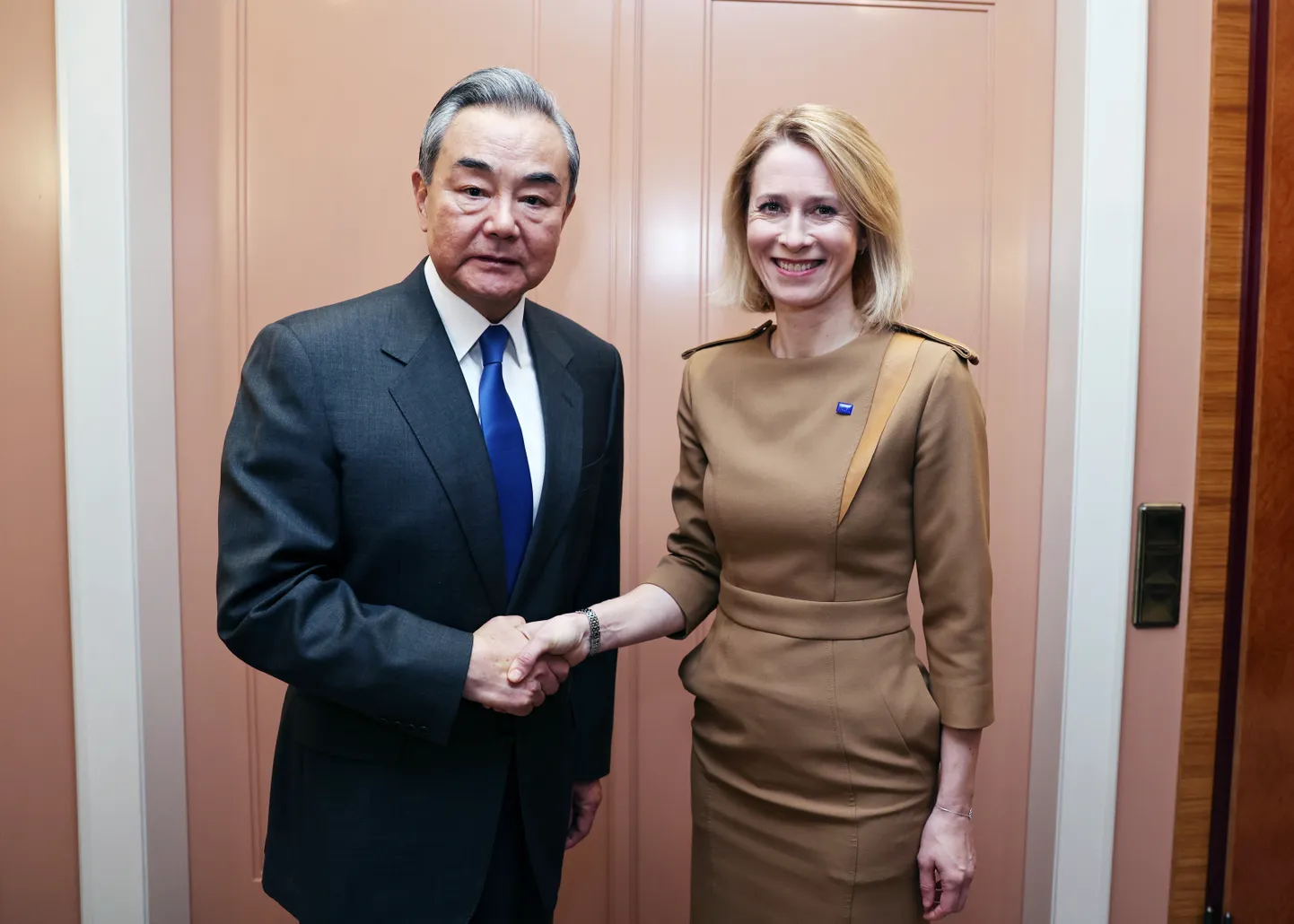 Hiina välisminister Wang Yi Müncheni julgeolekukonverentsi ajal kohtumisel ELi välispoliitika kõrge esindaja Kaja Kallasega. Kokkusaamisel püüdis Hiina esidiplomaat esitleda Pekingit usaldusväärse partnerina, kes hindab stabiilset maailmakorda.