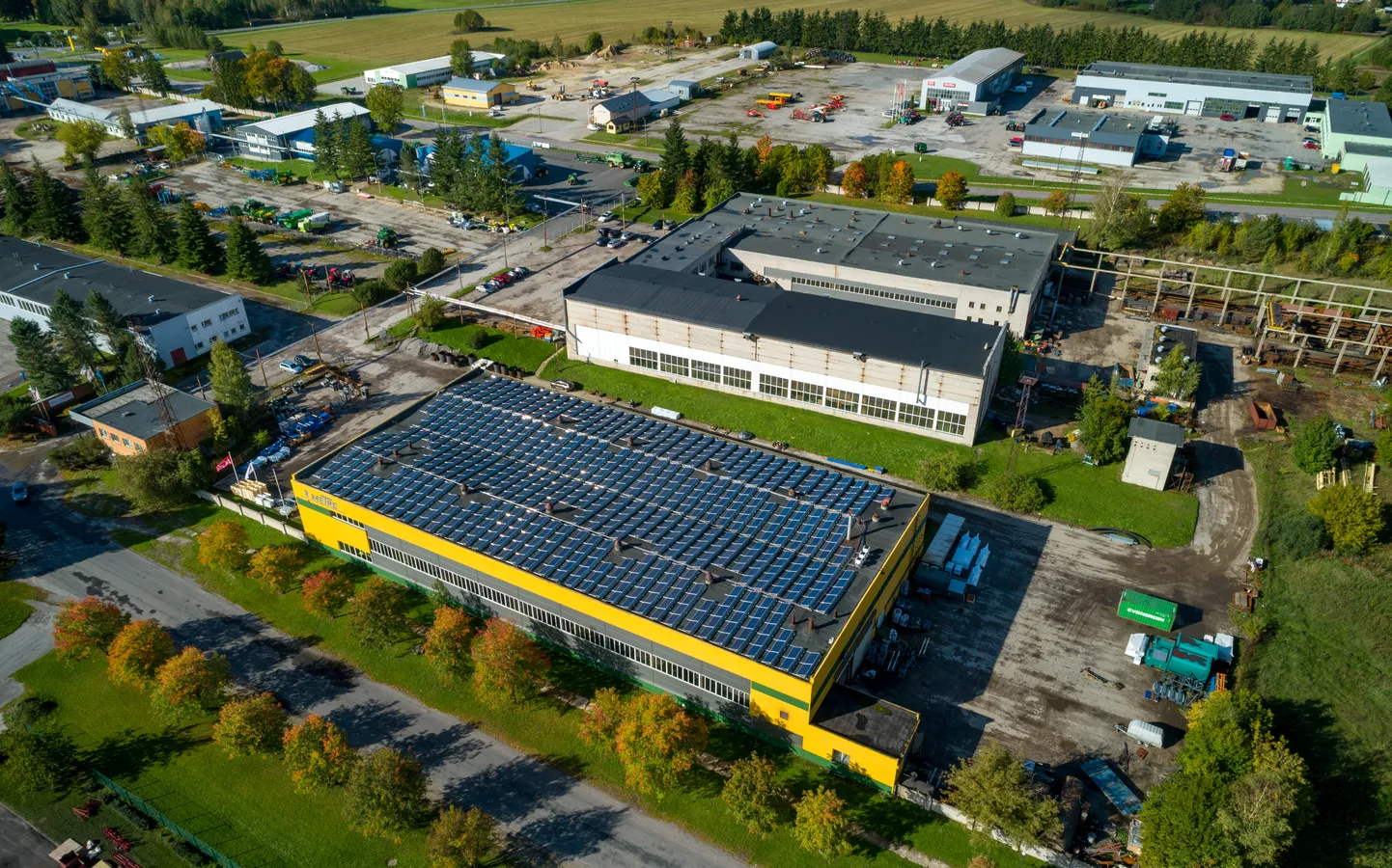 Päikesepaanelid said Metre tootmishoone katusele sügiseks paika.