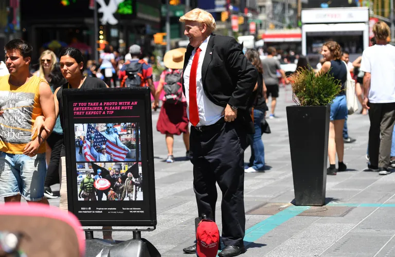 Donald Trumpi kehastaja New Yorgis turiste püüdmas