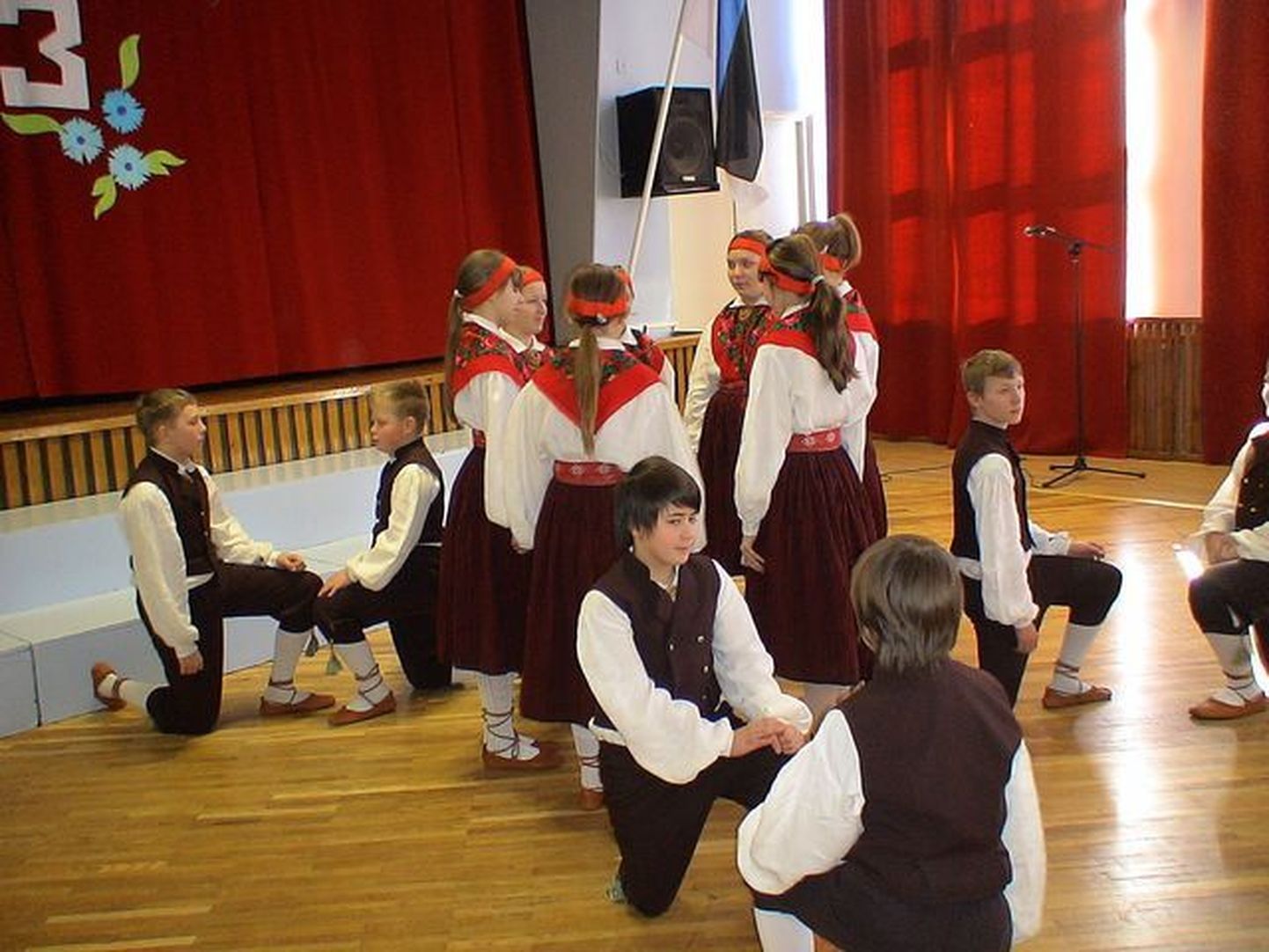 Vene gümnaasiumi rahvatantsijad tantsivad eesti tantse.