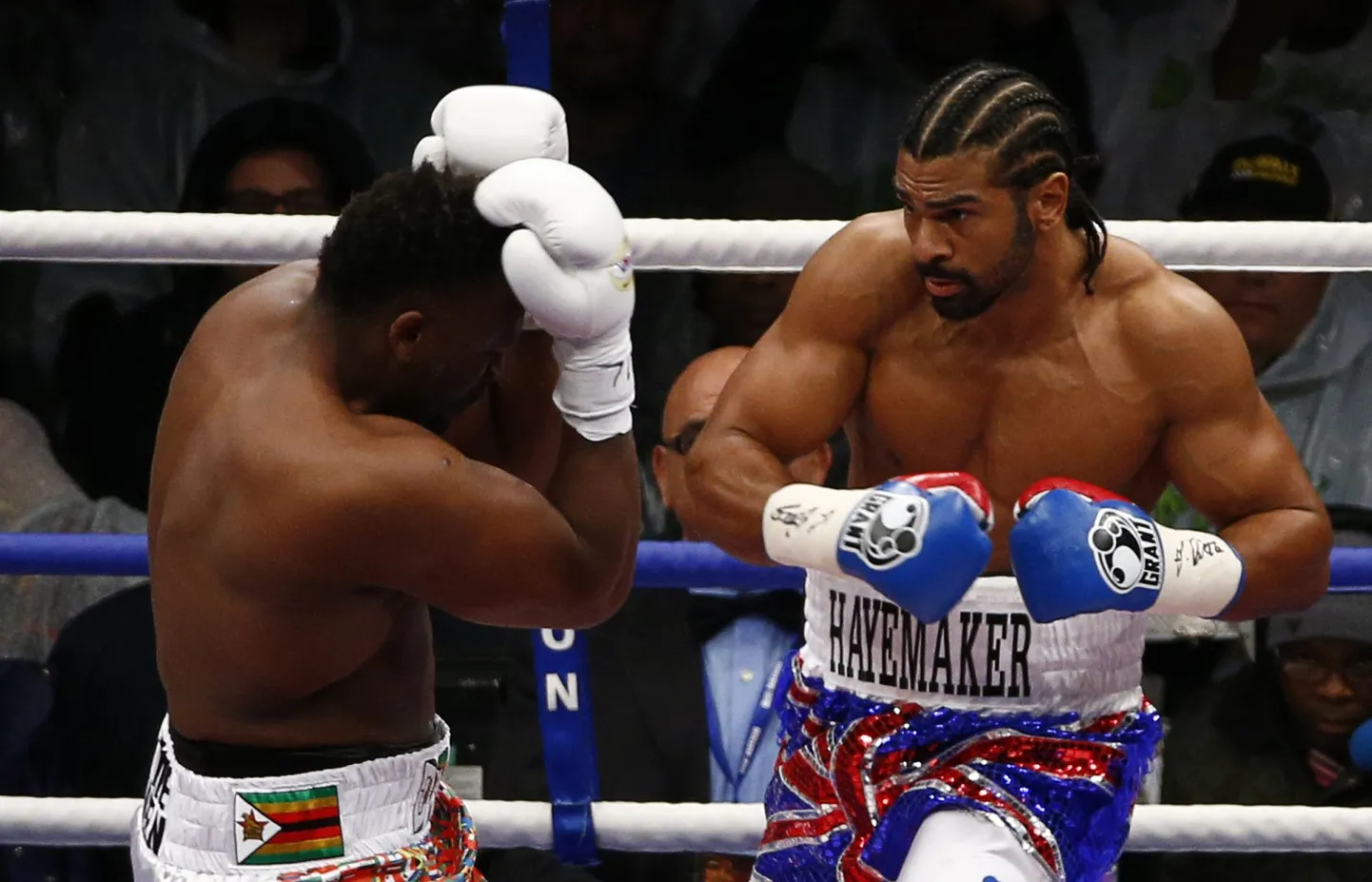 David Haye (paremal) lõpetas matši Dereck Chisora vastu viiendas raundis võidukalt.