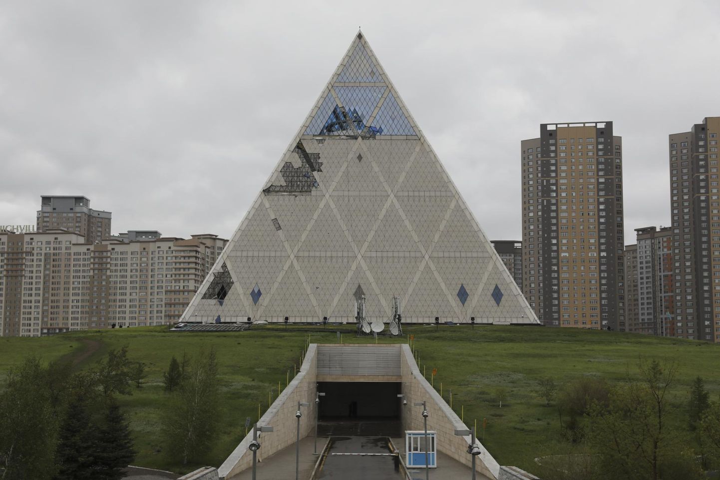 Kasahstani pealinnas Astanas kõrguv 62 meetrine püramiid Rahu ja Harmoonia Palee nimi ise ütleb kõik, kuigi tänavu mais räsisid hoonet enneolematud tormituuled.