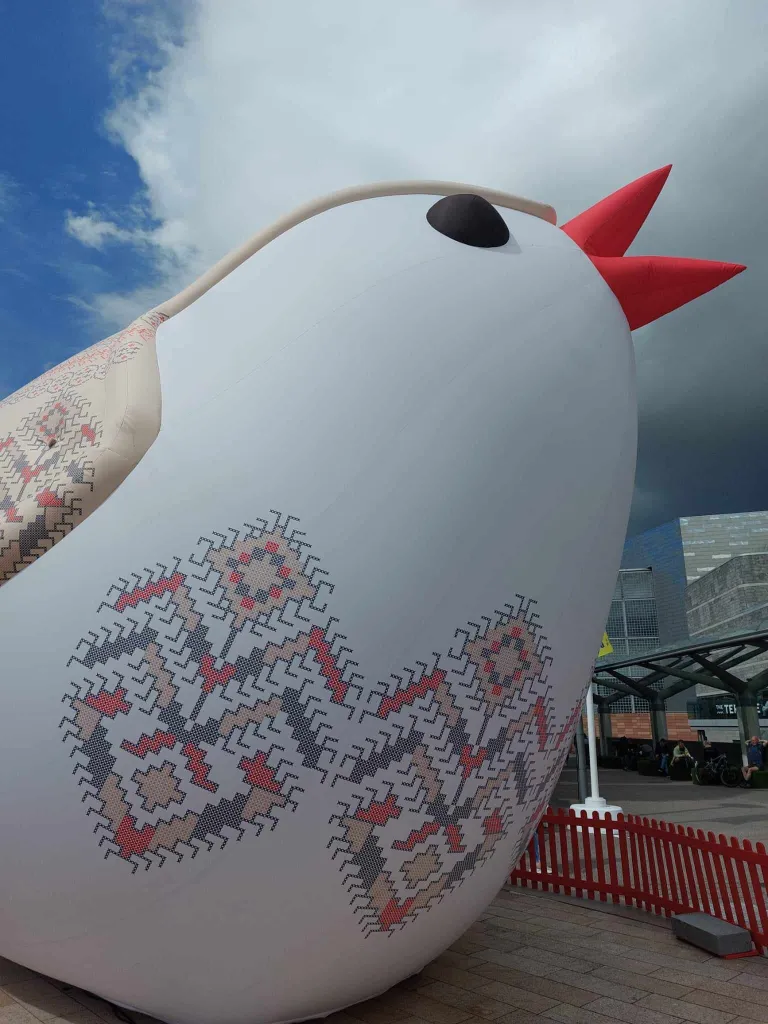 Одна из украинских птиц Soloveiko Songbirds в Ливерпуле.