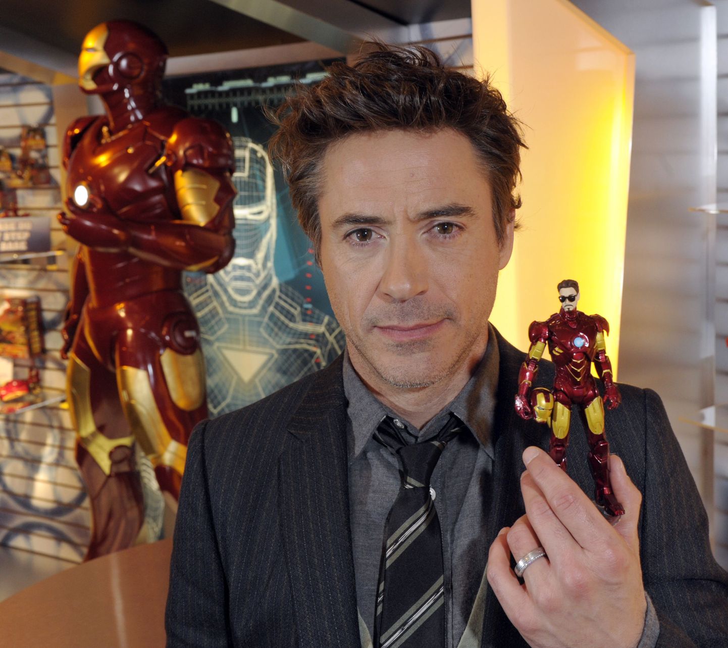 Robert Downey, Jr. näitamas Tony Starki nukku