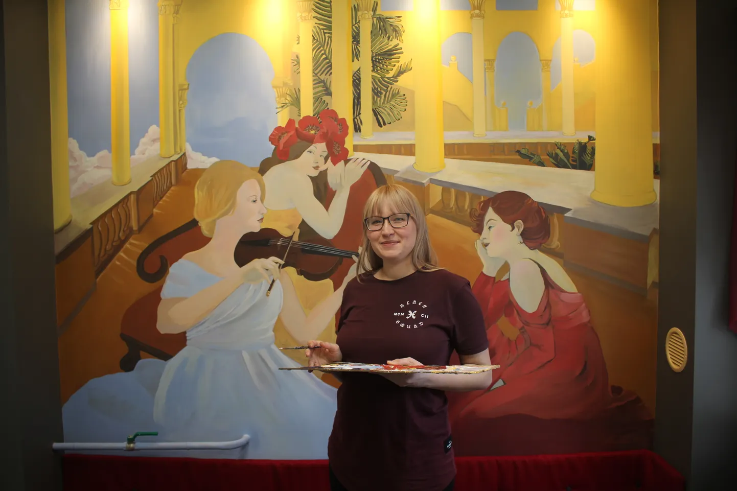 Kunstnik Liina Talts maalis Paide muusikakooli viiuliklassi eriliseks.