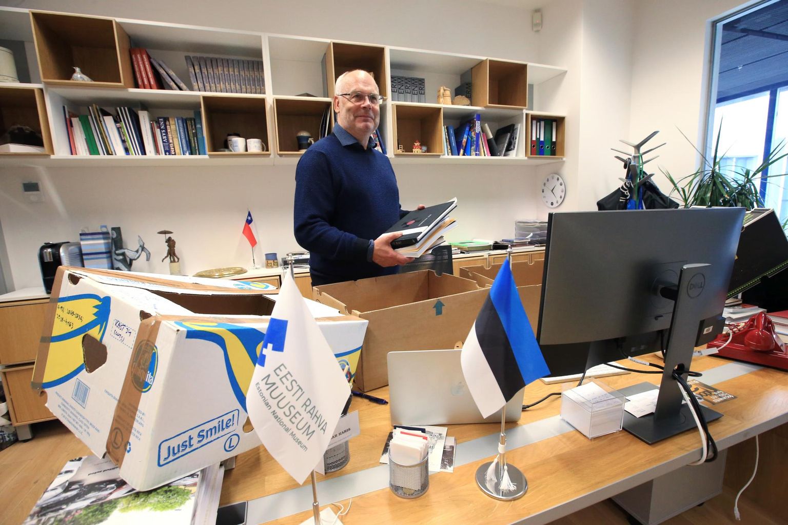 Tulevane Eesti president Alar Karis pakkis eile pärastlõunal kabineti laualt banaanikastidesse kolm ja pool aastat tööl abiks olnud raamatuid, punase telefoni ja muud isiklikku.