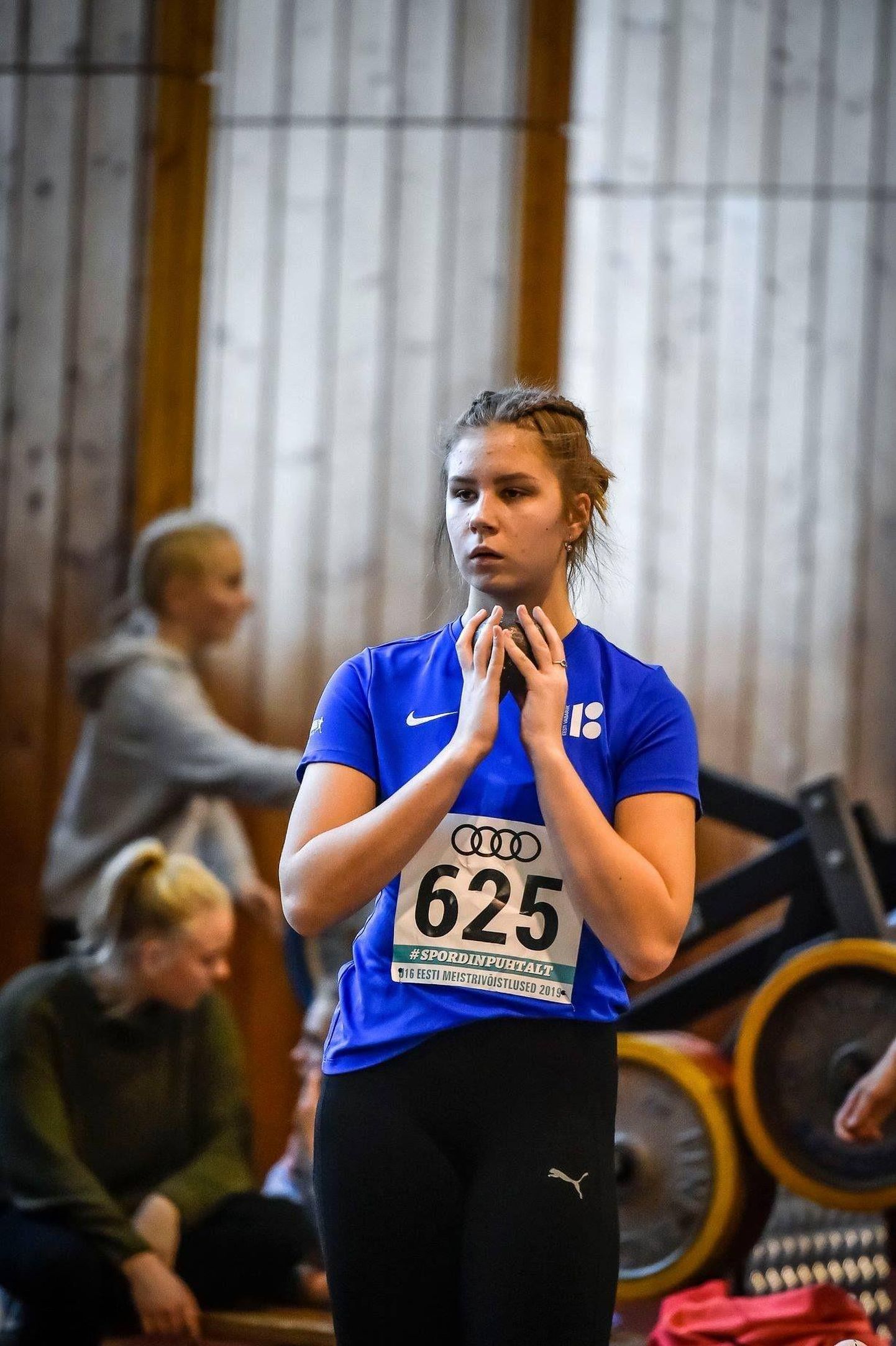 Treener Alar Madilaineni juhendamisel harjutav Berit Saar uuendas maakonna 13–14- ja 15–16-aastaste tüdrukute kuulitõukerekordit.