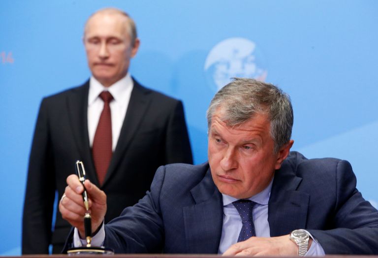 Venemaa president Vladimir Putin (taga) ja temaga heades suhetes olev Rosnefti juht Igor Setšin.