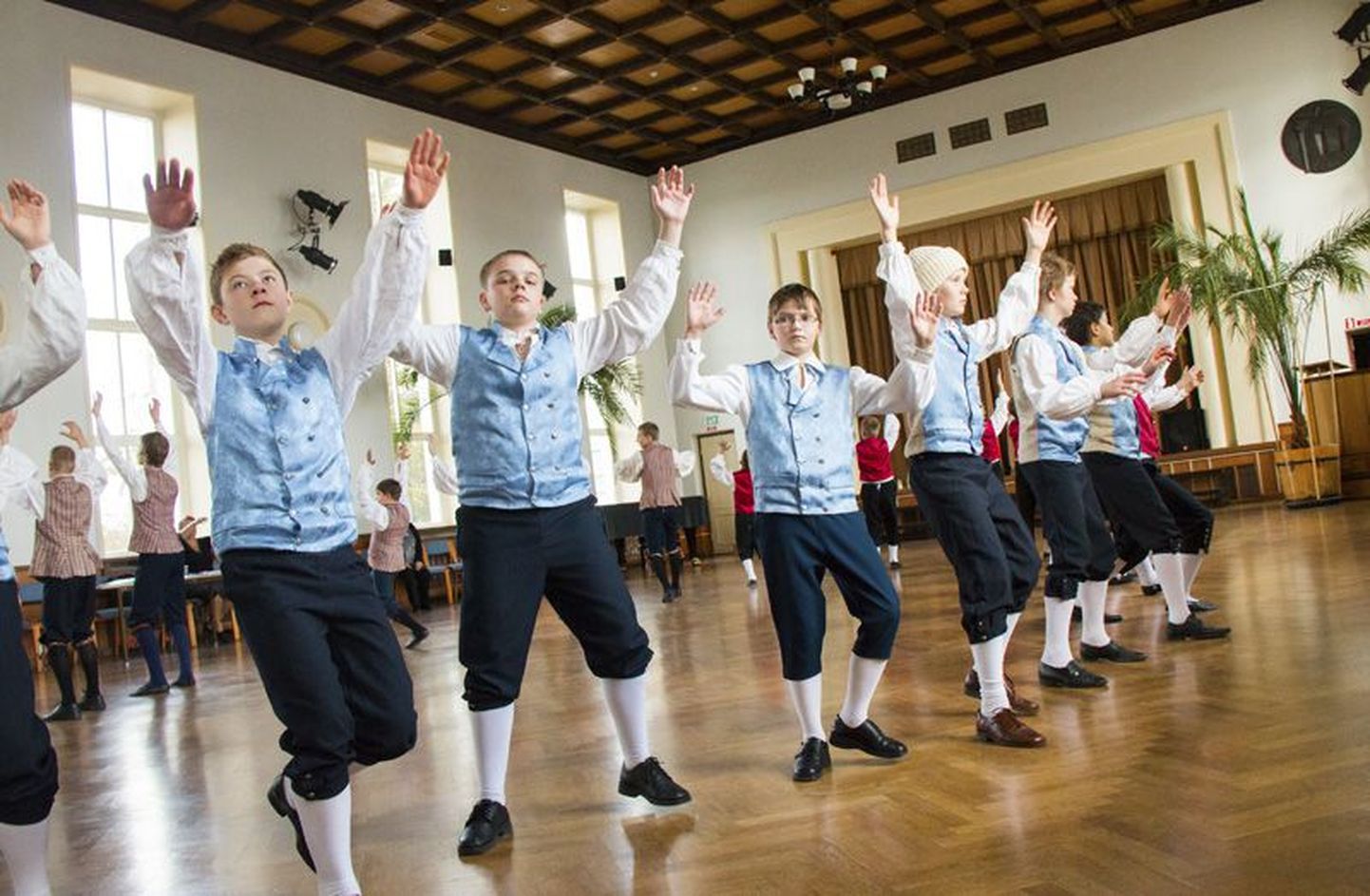Täna ja homme rivistavad maakonna tantsivad mehed end üles ning näitavad juuni algul toimuva meeste tantsupeo liigijuhtidele oma oskusi.