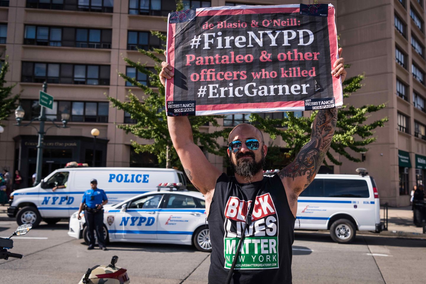 Politsei vägivalla vastane meeleavaldaja New Yorgis.