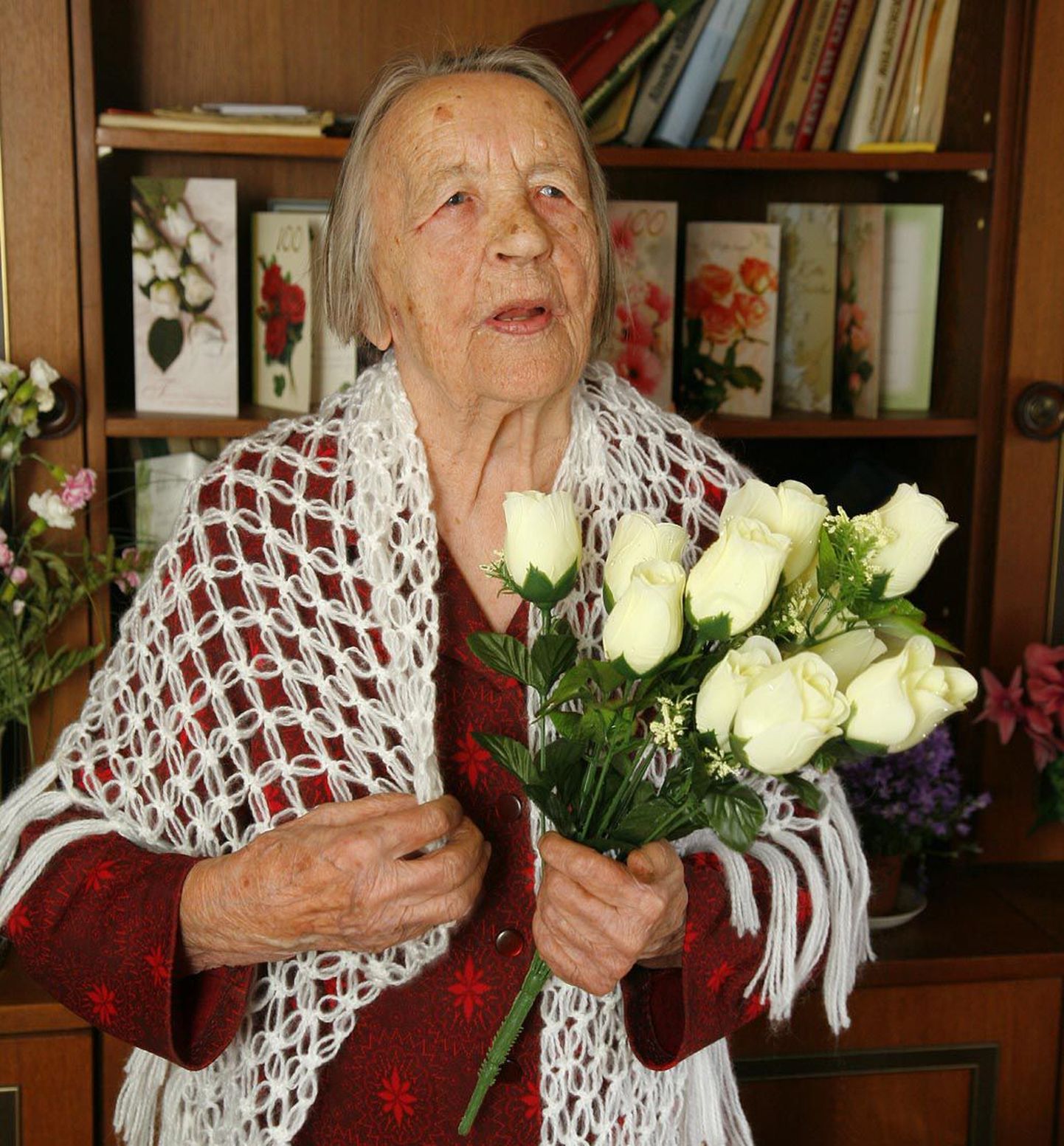 “See sall, mis mul ümber, on juubelikingitus. Las ma võtan valged roosid ka veel kätte, need meeldivad mulle väga,” ütleb Alma Visnapuu fotograafile.