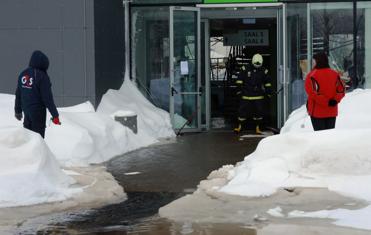 Eile askeldasid spordihallis päästjad ja õnnetust likvideeriti kella 2ni öösel. Esmaspäeval soovib hall tööd jätkata.