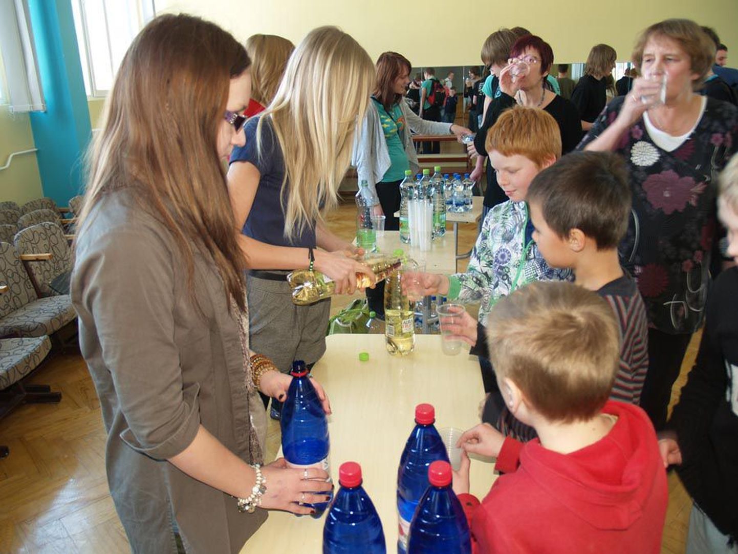 Jakobsoni gümnaasiumi õpilased degusteerisid enne vaheajale minekut erinevate firmade pudelivett ning valisid maitsvaima.