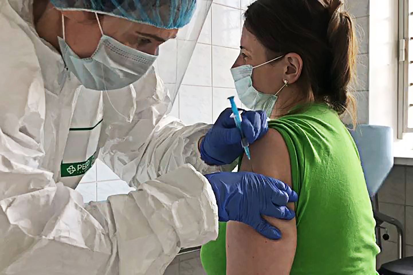 Вакцинация людей от коронавируса в России.