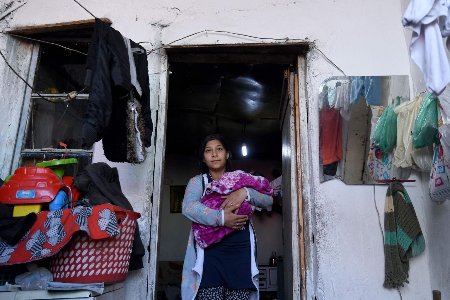 18-aastane Mirela Vogli koos oma kahenädalase tütrega Tirana veerel asuvas Breglumase slummis. Ainus söök, mida ta lapsele pakkuda saab, on prügikastist leitud piimapulber. 
