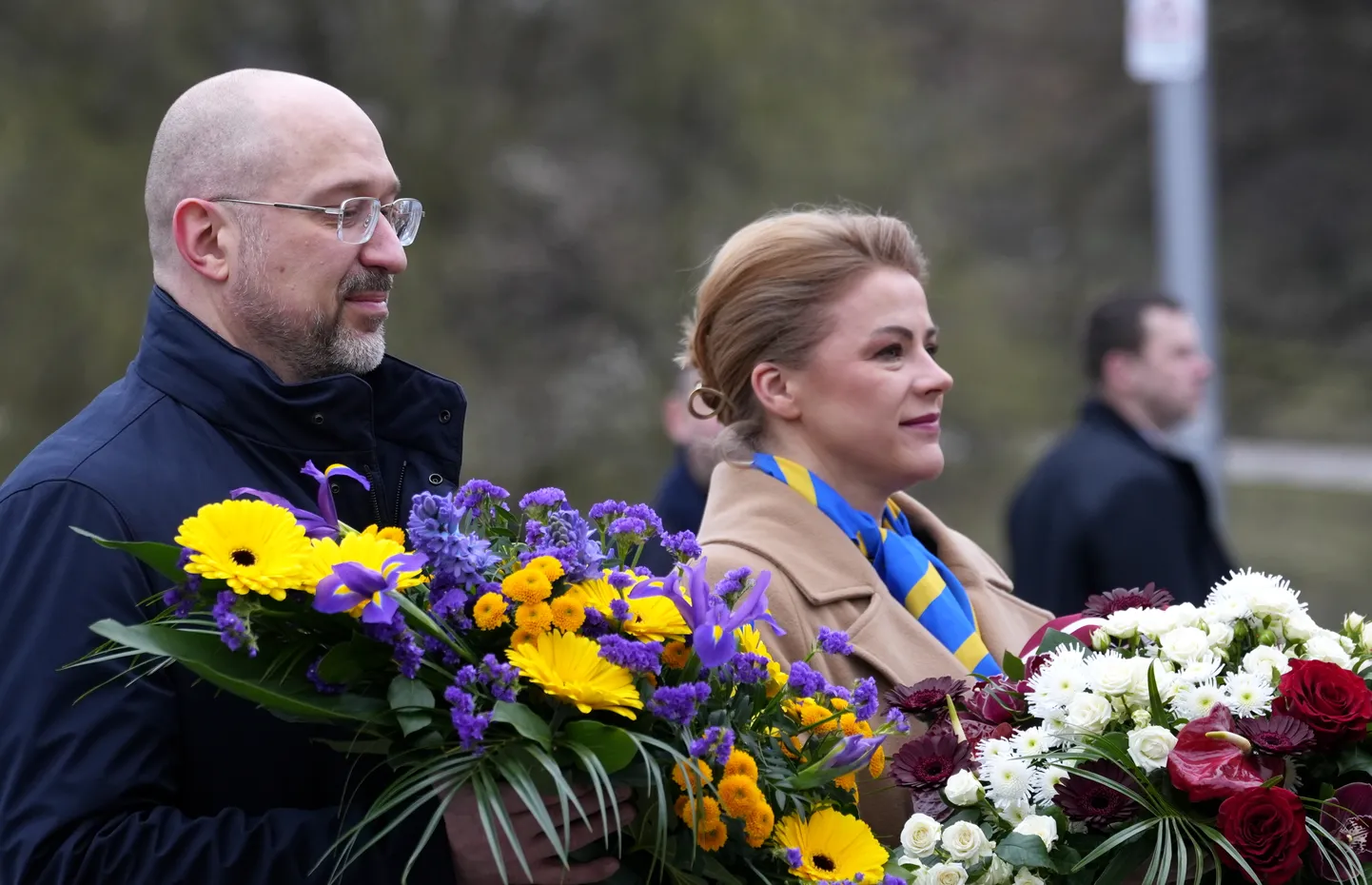 Ministru prezidente Evika Siliņa un Ukrainas premjerministrs Deniss Šmihaļs piedalās svinīgajā ziedu nolikšanas ceremonijā pie Brīvības pieminekļa.