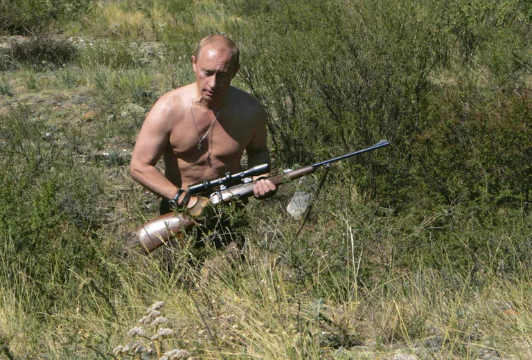 Премьер-мининстр России Владимир Путин охотится в Тыве в 2010 году.