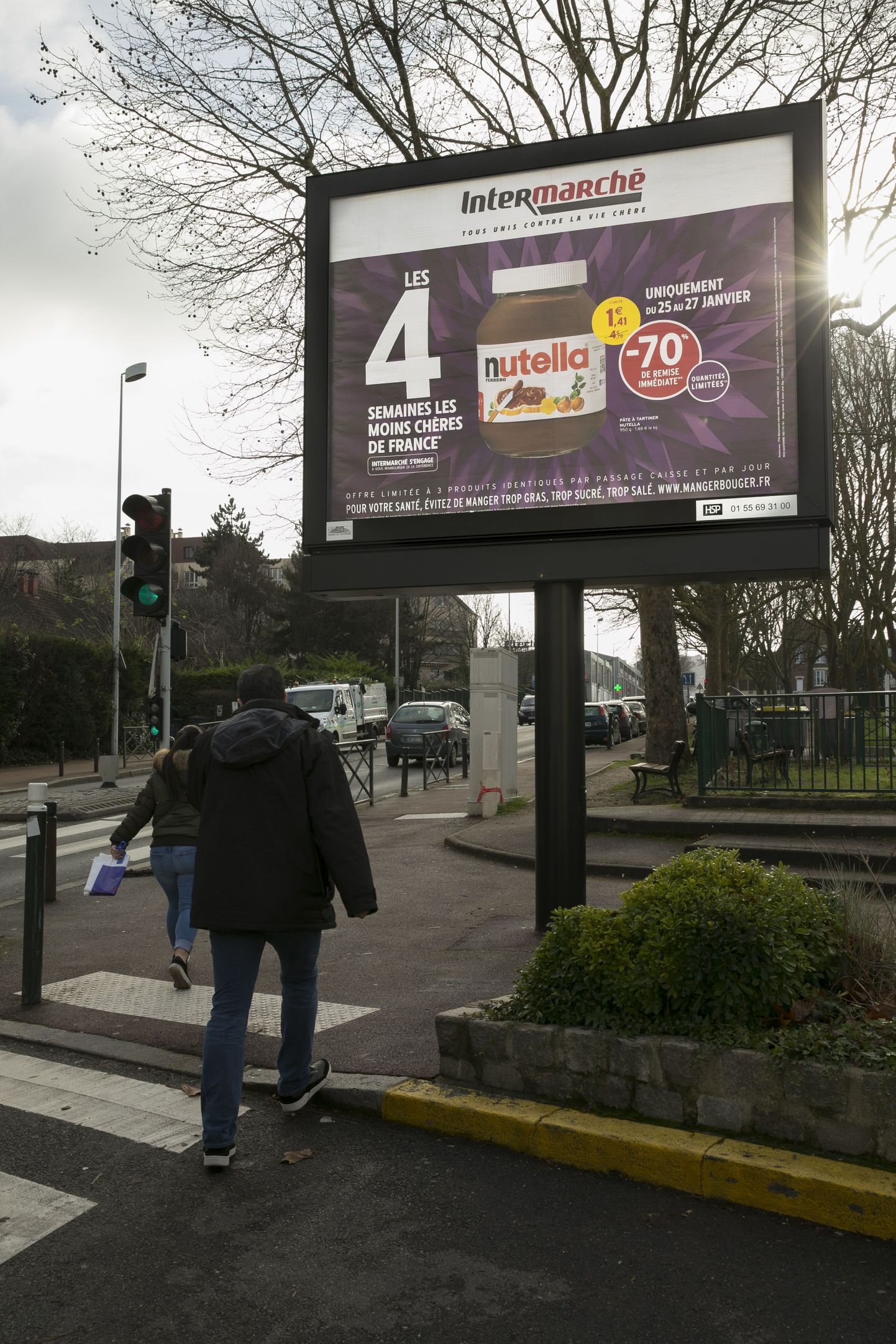 Intermarché reklaam Nanterre'i tänavatel kuulutab, et Nutella on poes saadaval 70-protsendilise allahindlusega. Suur tung maiuse ostmiseks põhjustas mitmes kohas Prantsusmaal poes vägivaldseid stseene.