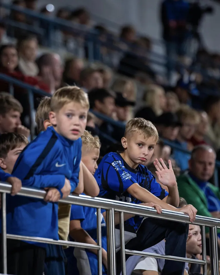 Meie tulevik. Eesti U21 koondise kaotust tribüünit jälginud noored fännid.