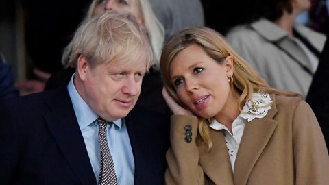 Беременная невеста премьер-министра Великобритании заразилась коронавирусом