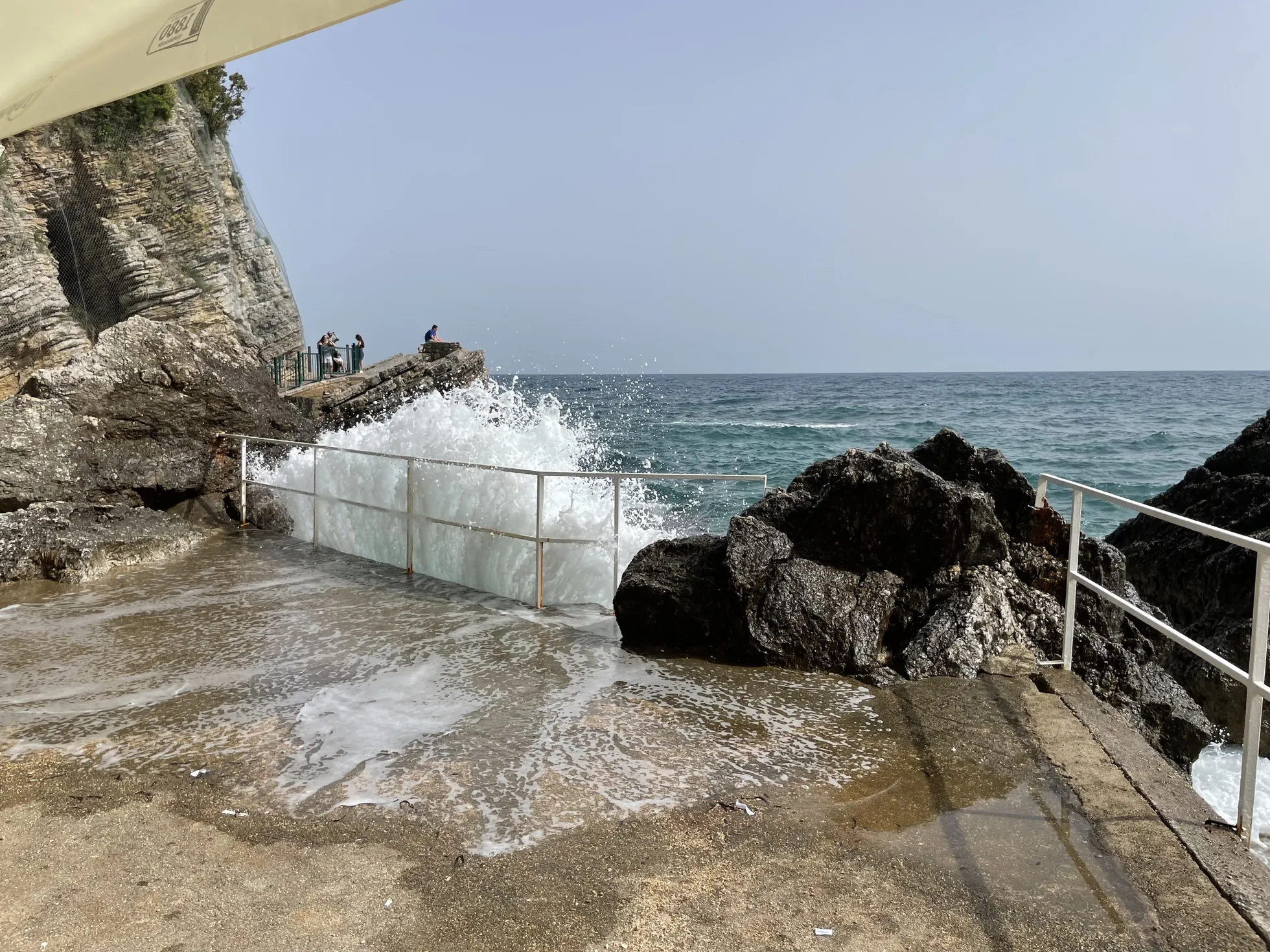 Budva riviera. Ja see pole veel tormine meri, pigem rahulikumat laadi.