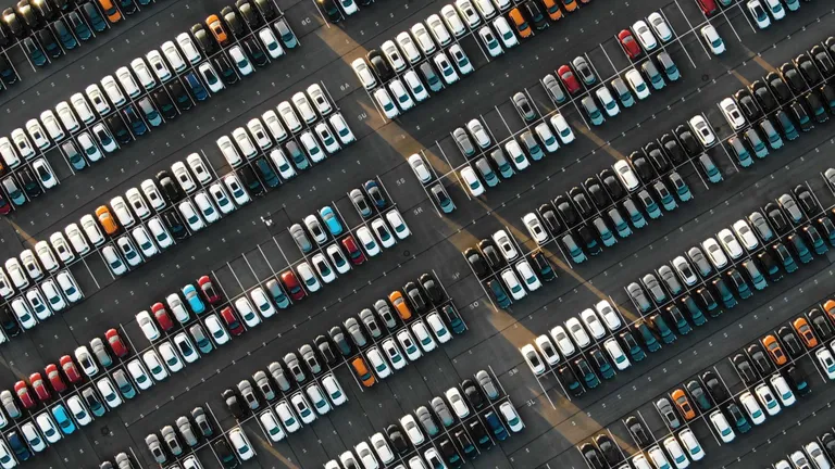 Jaunas automašīnas stāvlaukumā