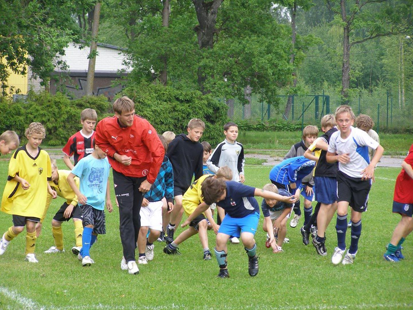 Eesti koondise kapten Raio Piiroja õpetas poistele vutimängu põhitõdesid.