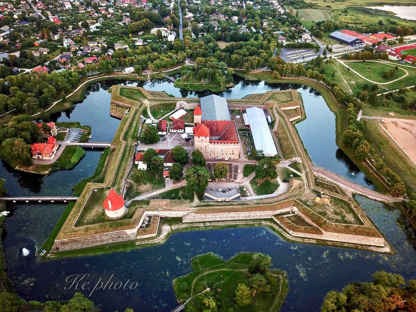 Ooperipäevade telk Kuressaare linnusehoovis.